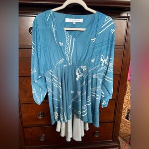 💐 EUC Missing Polynesia in Blue Patterned Women Top fits XS-Medium Relaxed Fit